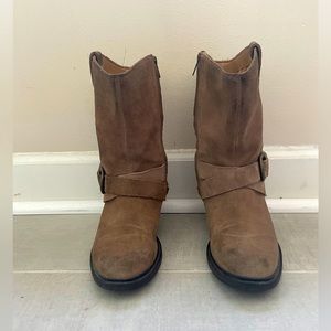 Women’s size 5 Ugg “cowboy” boots. Good used condition.